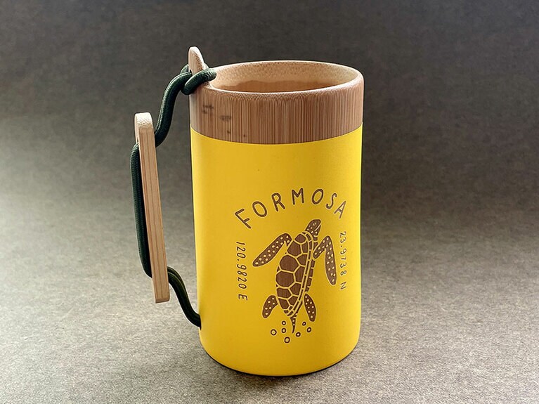 ウミガメが描かれた黄色のカップは、遠くからでも目立ちます。直径は約6.5～8センチ、高さは約11～12センチあります。