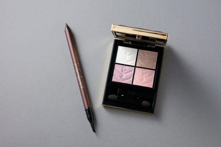 写真左から、YSL リベレイテッド アイライナー ウォータープルーフ 2、クチュール ミニ クラッチ 740。