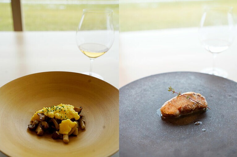 左：鱈のピルピル(オリーブオイル煮)の上に載っているのは、濃厚なアヒルの卵と茶樹茸のソテー。 ワイングラスに入ったペアリングのハーブティーは、ヨモギ、ラベンダー、ハマナスのブレンド。 右：網脂で包んでソテーしたノドグロはシンプルに見えるが、薄切りの2枚の身の中に刻んだ身と新米が隠れていて手の込んだ一品。タイムの香りとともに。
