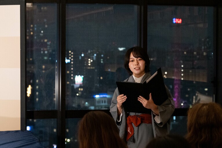 司会進行をする香月（かつき）さん。