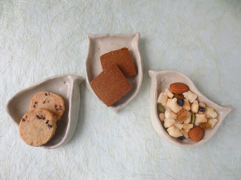 テイクアウトのお菓子。左から「えん」1袋 400円、「ボーロ」1袋 380円、「種子」1袋 520円。