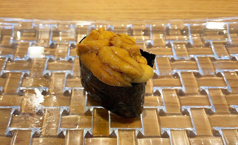 北国の鮨では外せない新鮮なウニ。この締めは最高！