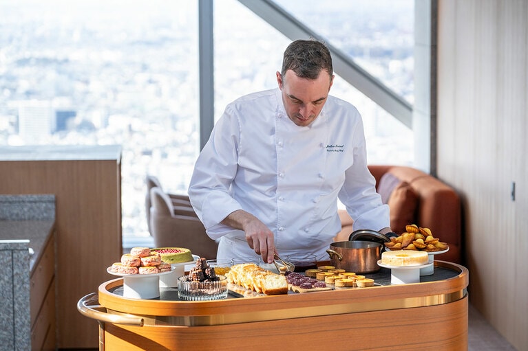 焼き菓子のトロリーとペリネシェフ。