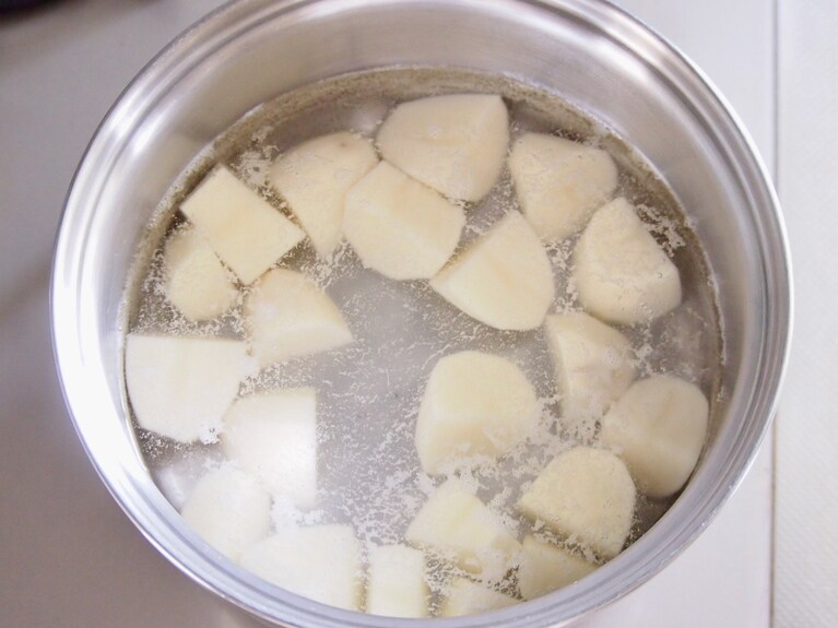 水を入れた鍋にじゃがいもを入れて加熱する。