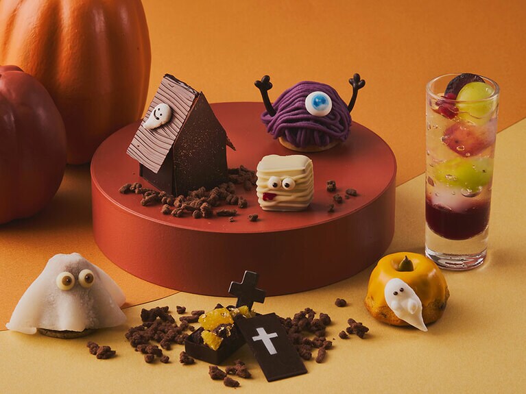 チャーミングなスイーツがずらりと並ぶ。写真右手前は、かぼちゃのクグロフ生地に、刻んだ「dari Kミルククーベルチュール」とかぼちゃのダイスを混ぜ込んで焼き上げた「迷子おばけのクグロフ」。