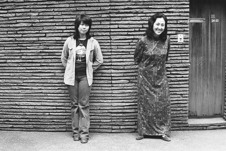 50代の佐藤さんと並ぶ、10代の響子さん。