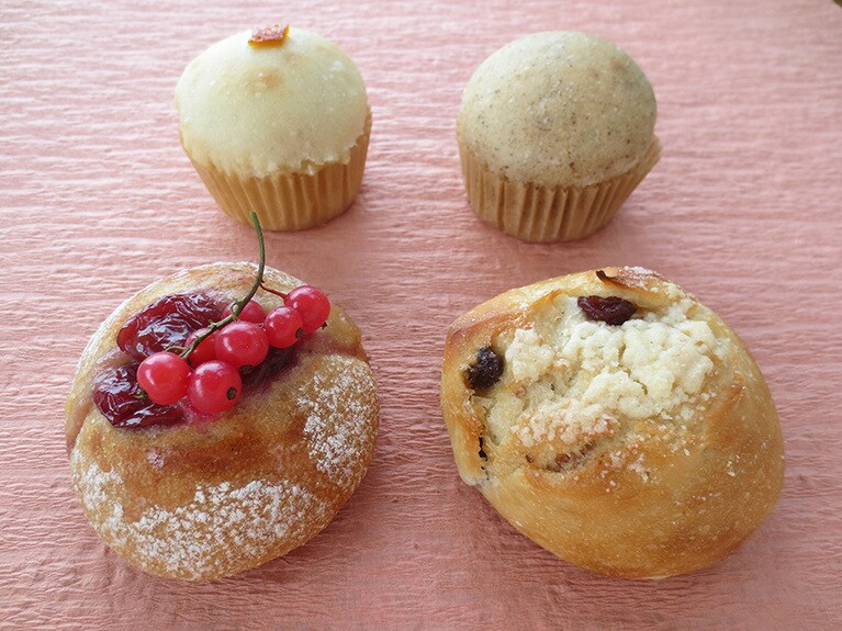 左上から時計回りに「クリームパン」194円、「デコポンのクリームパン」210円、「ぶどうパン」168円、「紅さやか」250円。