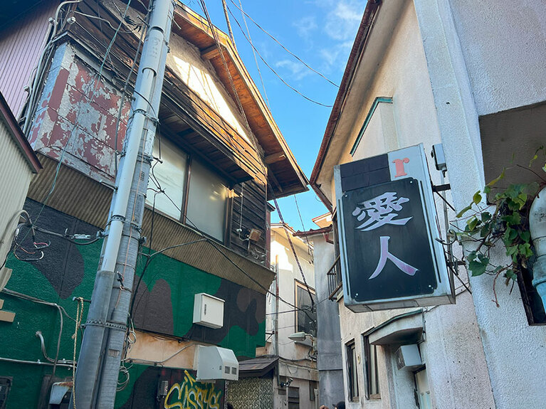 インパクト大な「愛人」の看板も！　味わい深さが漂う路地裏です。