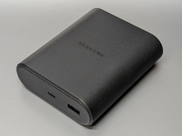 本体に無数の点が見えますが、これはホコリや汚れではなく、樹脂素材のパターンです