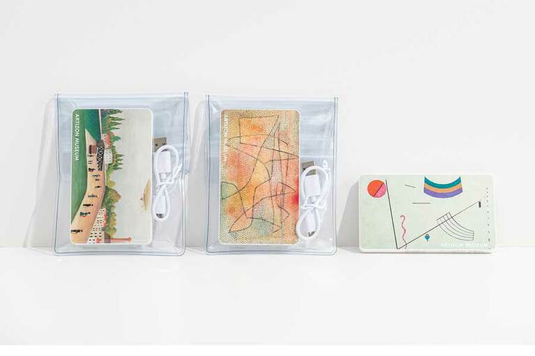 【オリジナルモバイルバッテリー】左から「オリジナルモバイルバッテリー」アンリ・ルソー≪イヴリー河岸≫、パウル・クレー≪島≫、ヴァシリー・カンディンスキー≪二本の線≫ 3,850円(サイズ：約H11×W65×D1cm／容量：4,000mAh／重量：約102g)。