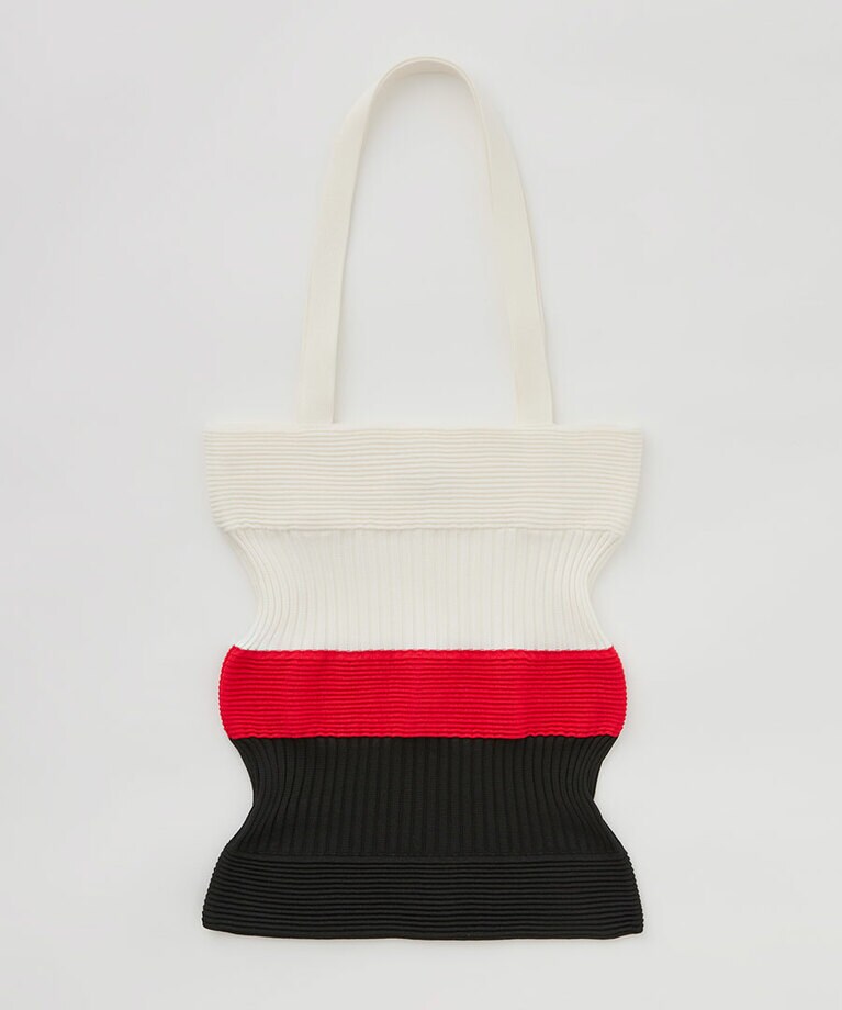 「く」の器をバッグで表現した「STRATA TOTE」。8色展開。25,300円。