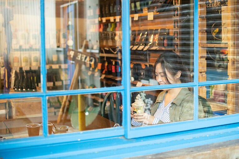 カウンター席と、4人掛けのテーブル席が1つ。まさに里山の隠れ家のようなカフェ。