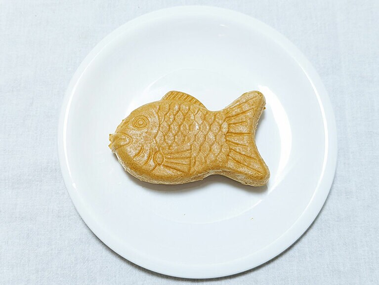 まさにたい焼きそのもののように見える最中アイス。切ってみると……。