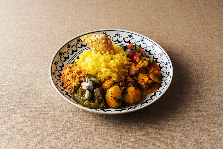 ジャイプールの伝統工芸品「ブルーポッタリー」のエッセンスを波佐見焼で再現。