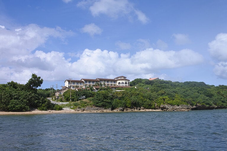 海を一望にする「イルマーレウナリザキ」。