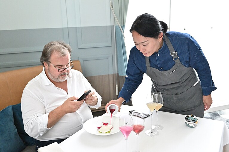 スマホで撮影するエルメさん。