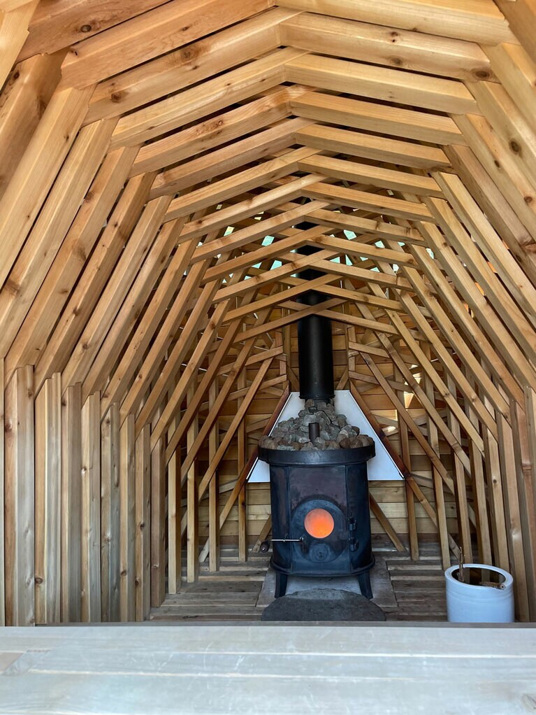 サウナ内はレッドシダーの香りに包まれ、高いリラックス効果を得られる。