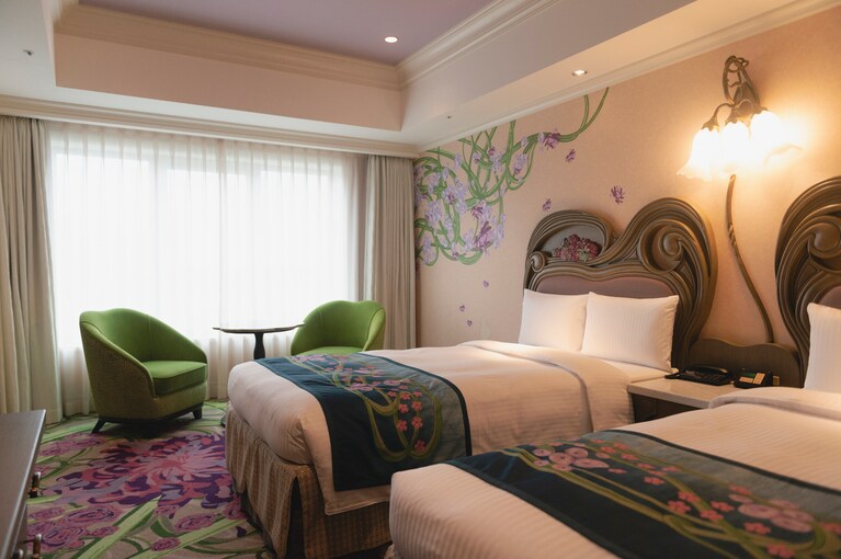 草花をモチーフにしたグランドシャトーの客室