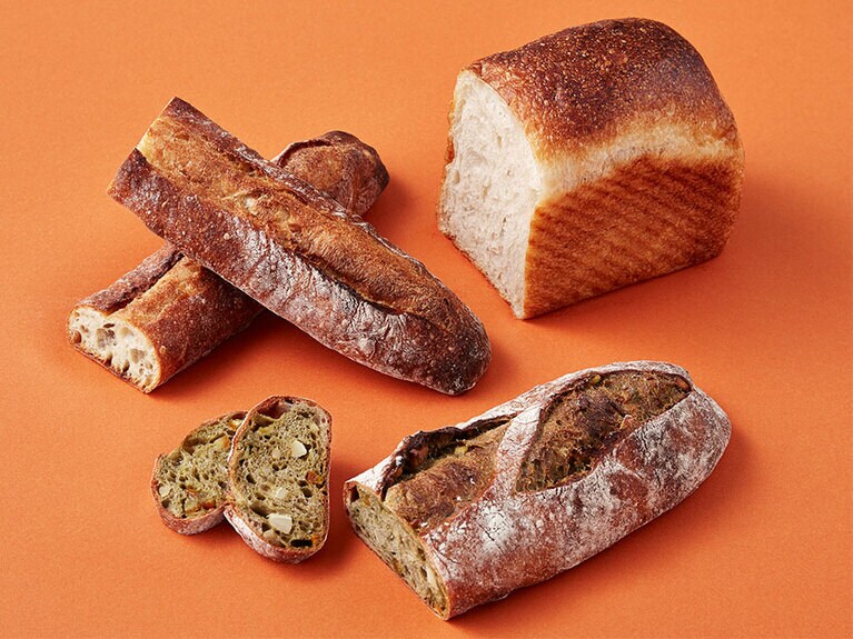 夏のおすすめパン(バゲットジャポネーズ・パンドミ・カレーパン・オレンジ＆ナッツのカンパーニュ・アールグレイフィナンシェ)　5,400円／シニフィアン シニフィエ
