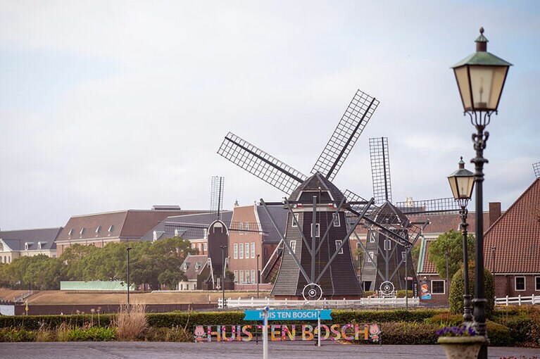長崎空港からバスで1時間。東京ドーム約33個分の広さを誇る、ヨーロッパの街並みを忠実に再現した「ハウステンボス」。