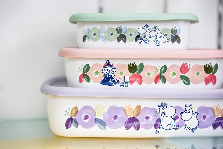 写真上から、浅型角容器S 2,200円、浅型角容器M 2,640円、浅型角容器L 3,080円。