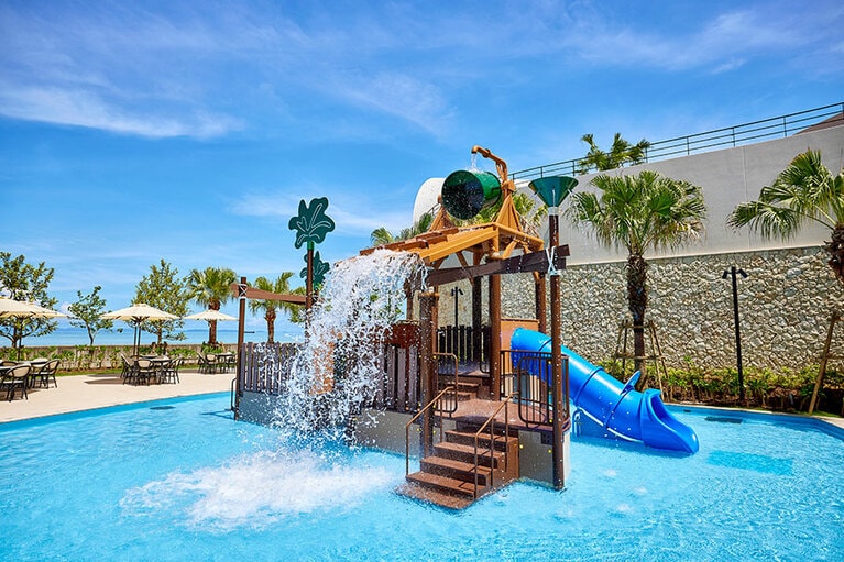 バケツの水がばちゃーん！　子供、大はしゃぎ！