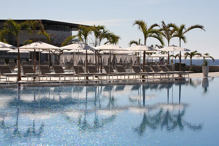 波の音を聞きながら、プールサイドで時間を忘れて(ついでにお財布のことも忘れて)過ごせるなんて最高！