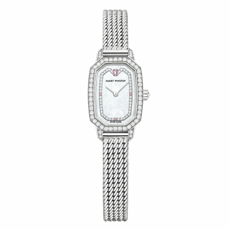 「HW エメラルド」（WG×ダイヤモンド×サファイア、クォーツ）縦24×横17.7mm 厚さ6.1mm 4,202,000円～／ハリー・ウィンストン クライアントインフォメーション