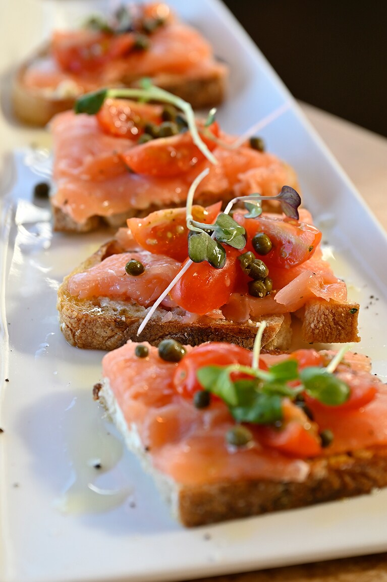 サワードゥが美味しい“サーモン・タルティーヌ” 13.5ドル。