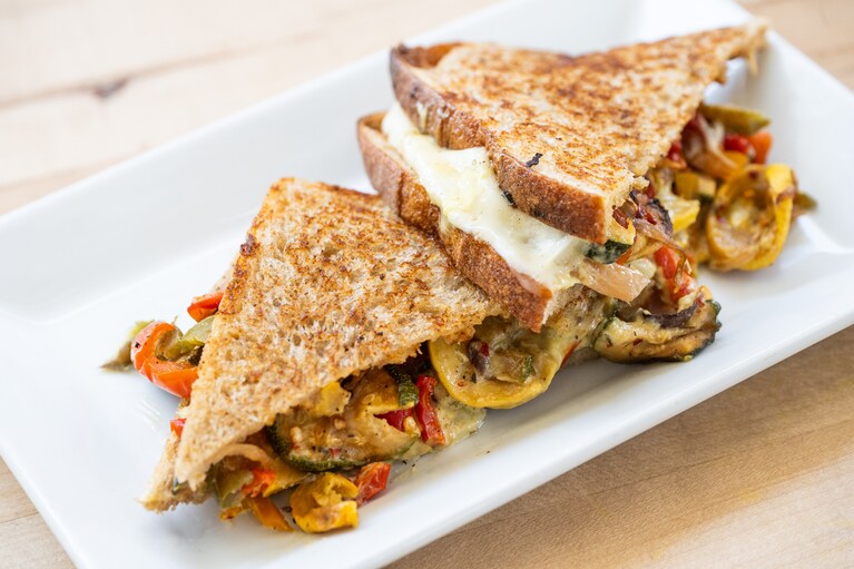 サンドイッチも美味。「ローストベジ＆プロボローネ」15.75ドル。