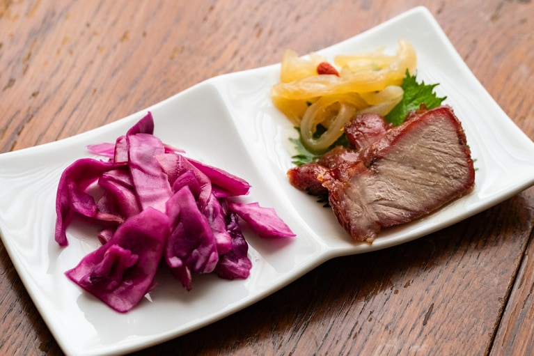 前菜の野菜の甘酢漬け広東風、釜焼きチャーシューとくらげの冷菜。