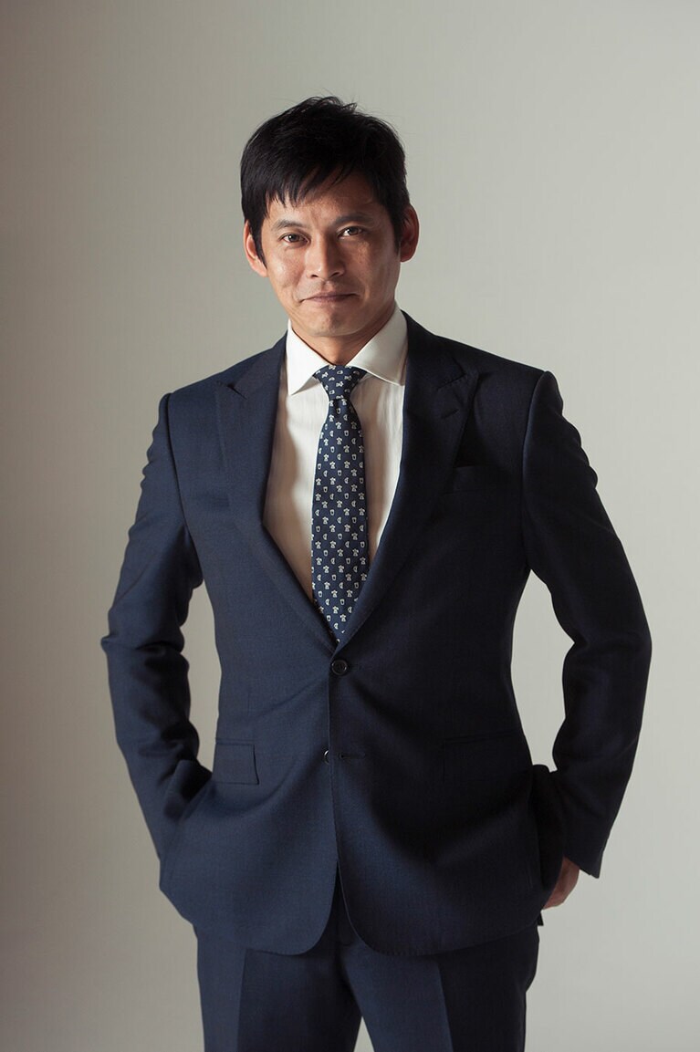 2018年の織田裕二さん（撮影　文藝春秋）。スーツ姿を引きで。やはり似合う、似合いすぎる！