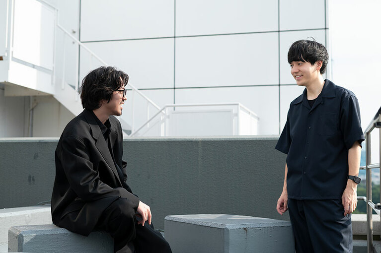 若葉竜也さん（左）と奥山大史監督（右）。