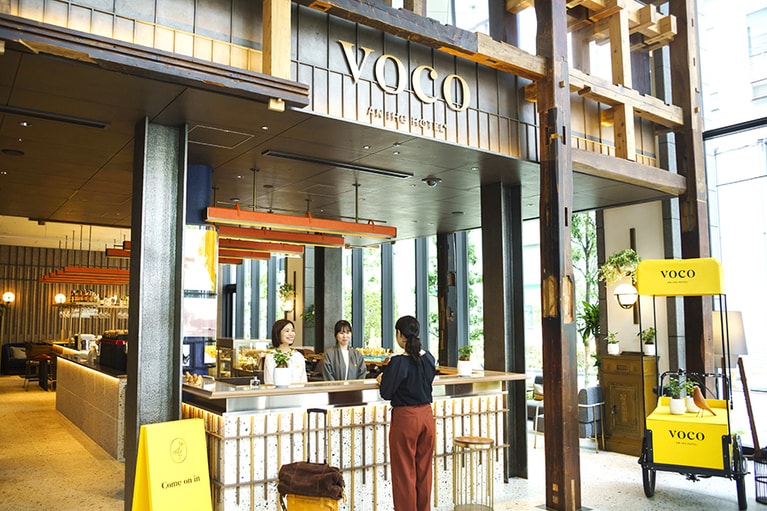 明るい空気に包まれる館内。チェックイン、チェックアウトは、カフェ＆バーと一体となったフロントで。