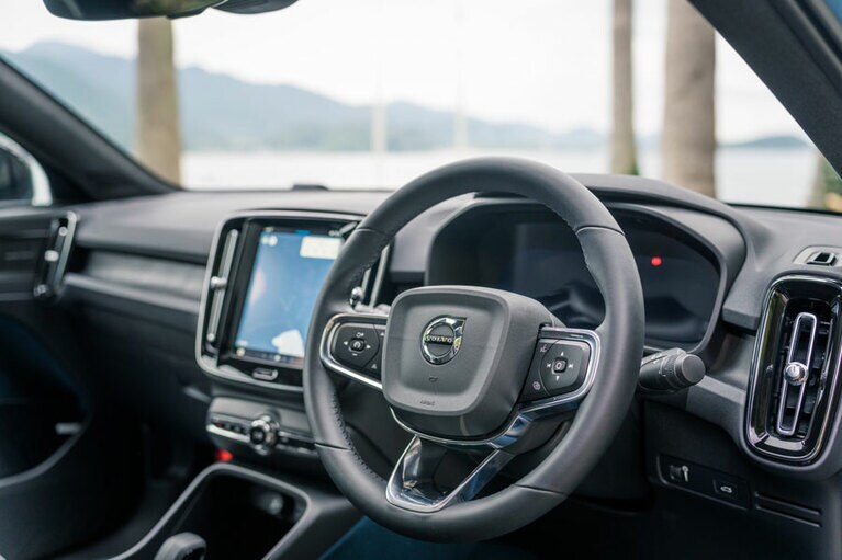 アニマルウェルフェアの観点からレザーフリーデザインになっている。