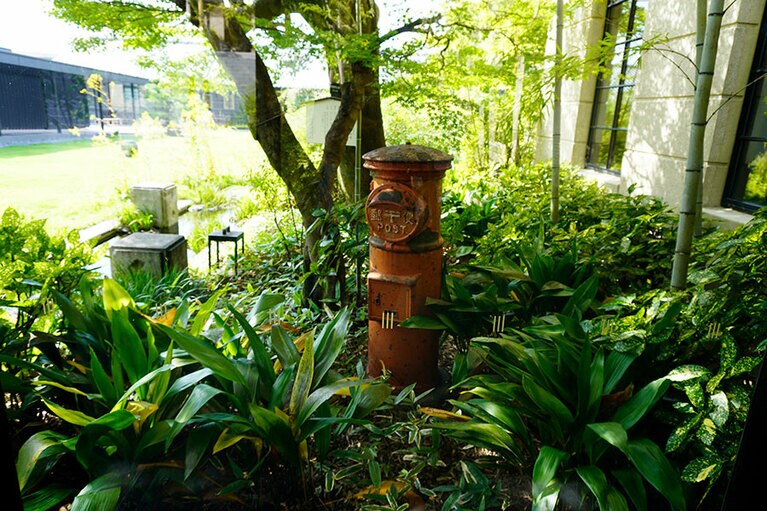 今では懐かしい丸型の郵便ポストが。編集部撮影。