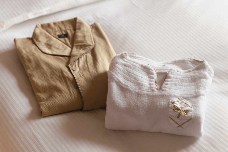 トンボの刺繍が入ったパジャマ