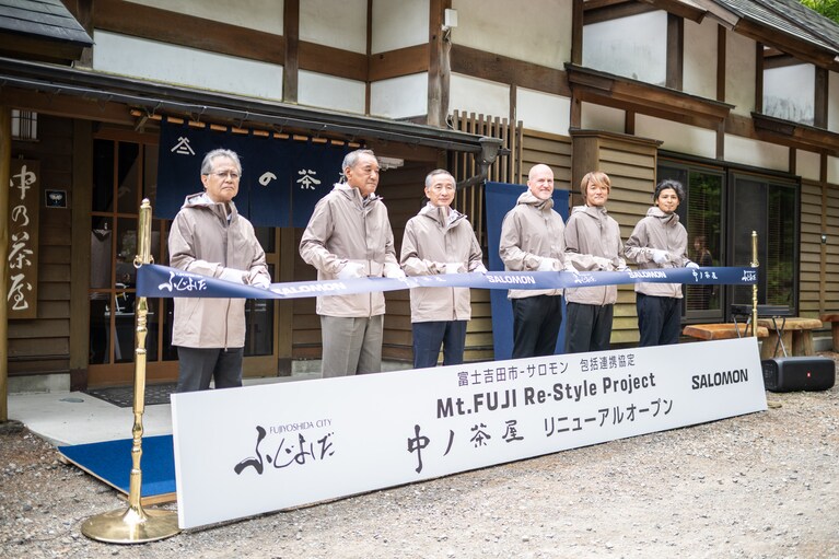 5月16日は中ノ茶屋の前でテープカットのセレモニーをおこなった。