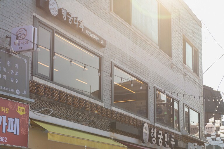 店はカフェが多い行宮洞工房通りにある。