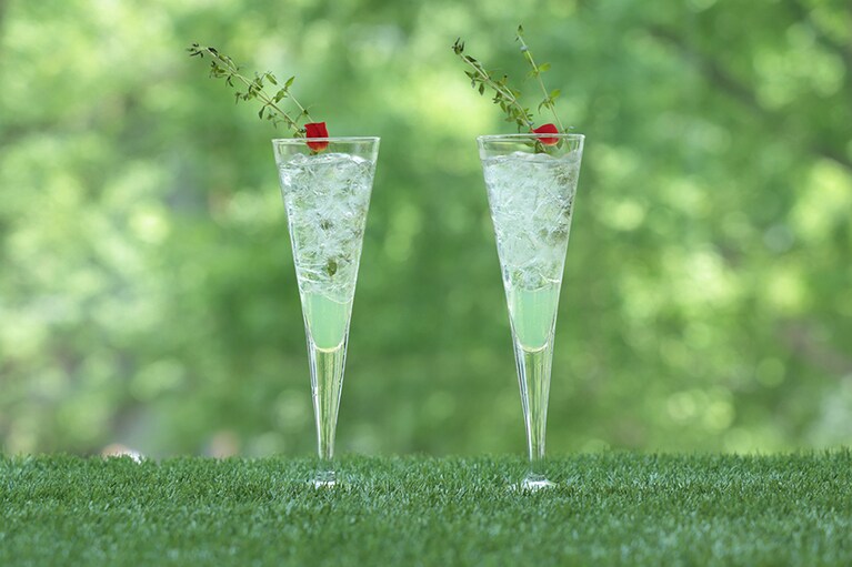 キウイフルーツ、レモン、エルダーフラワートニックウォーター、タイム、薔薇を合わせた、ウェルカムモクテル「グリーンヘッジ」。