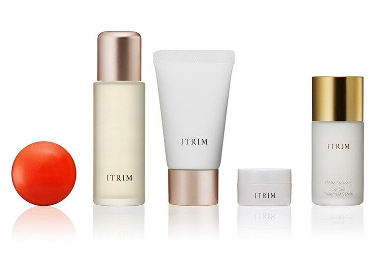 「ITRIM ホリデー フェイスケアキット〈C〉」 18,000円(限定発売)。セット内容：ITRIM クレセント コントゥア トリートメントセラム 18ml(現品)、ITRIM エレメンタリー フェイスソープ 10g、ITRIM エレメンタリー スキンローション 30ml、ITRIM エレメンタリー スキンエマルジョン 20ml、ITRIM エレメンタリー スキンクリーム 3g。