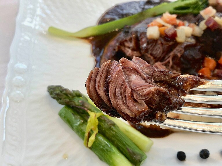 「黒胡椒が効いた和牛の赤ワイン煮込み インプルネータ風」。インプルネータ風とはフィレンツェの南にあるインプルネータという煉瓦(テラコッタ)で有名な街の郷土料理のこと。長時間煮込んだ和牛のスネ肉はナイフが必要ないほどホロリと崩れとろけます。