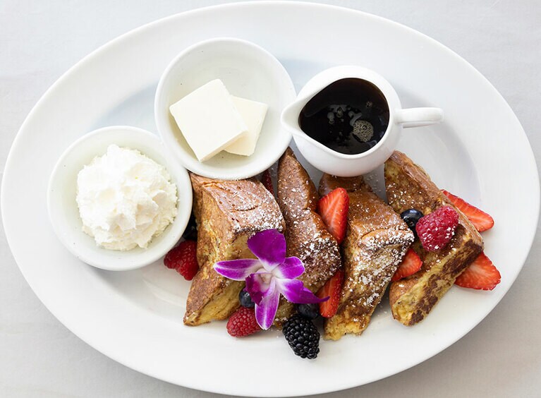 ハワイアンスイートブレッドを使ったフラッフィーフレンチトースト 13ドル。