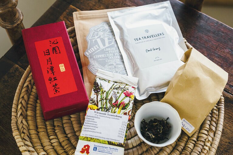 オンオフの切り替えやリラックスにお茶は欠かせない。「紅茶専門店Uf-fuのアールグレイ(右から2番目)は上品で香りも穏やか。ハーブティのブレンドにはお国柄やつくり手の個性が出やすいので、想像を巡らせる楽しみも」
