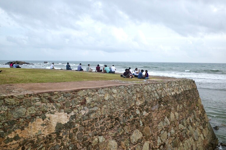 要塞に座っておしゃべるする人たち。国内外から観光客が多い。