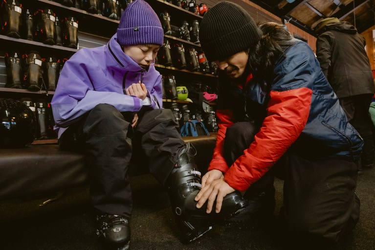 手ぶらで行けるのは初心者にとって嬉しい。今回は長坂センターハウスの目の前にある「COMPASS HOUSE（コンパスハウス）」でシューズとスキー板をレンタル。インセンディア パンツ ウィメンズ121,000円 ニットキャップ11,000円／すべてアークテリクス