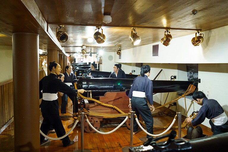 砲員たちを模した等身大の人形たち。