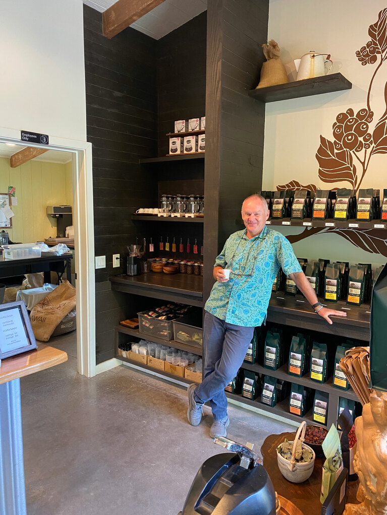 大企業での重役任務を終え、のんびりと暮らそうと移り住んだハワイ島でコナコーヒーに魅せられ、こだわりのコーヒー栽培に励むジャンさん。