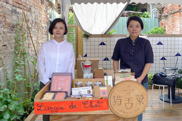 チャー・リーさん(右)と楊さん(左)。楊さんは若いながらも有名なカフェや洋菓子店でパティシエとして活躍していた人物で腕は確か。