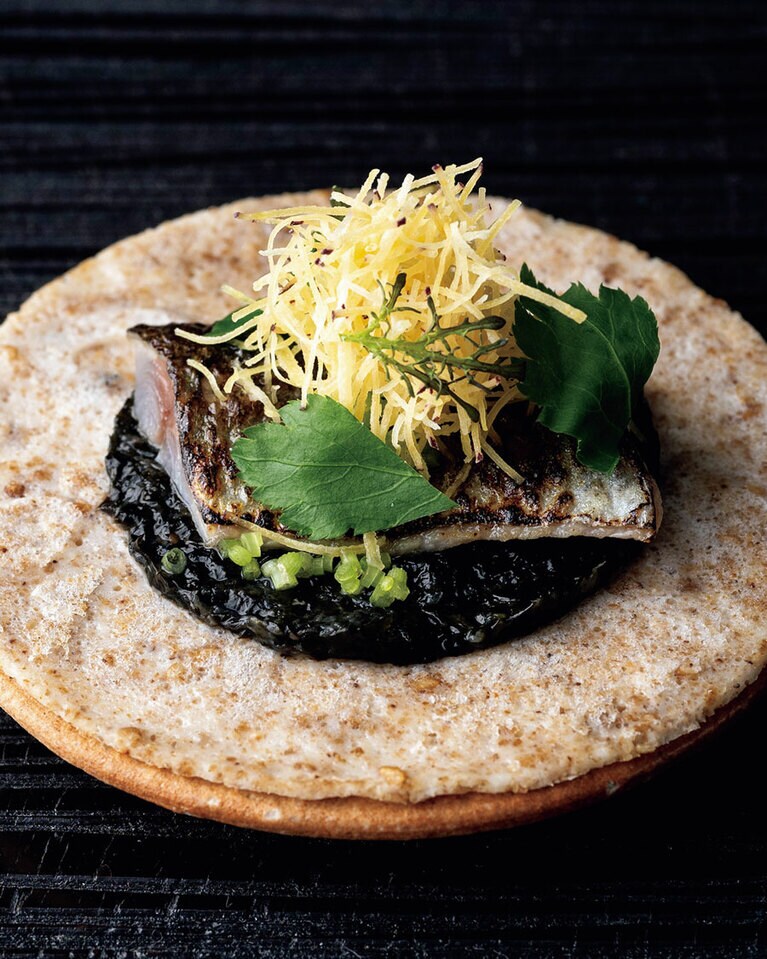 「Nipponキュイジーヌ～美食の集い～」（33,880円）秋限定メニューより。江戸/東京：鰻に見立てた秋刀魚の蒲焼き。海苔・山葵・梅干しのアクセントが絶妙。